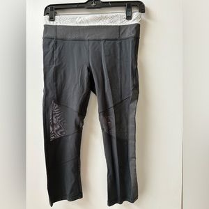 Women’s cropped lululemon reflective mesh and snake crop leggings size 6.